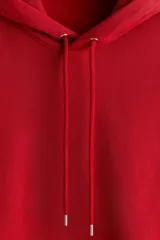 Canguro de corte holgado confeccionado en mezcla de algodón de peso medio con interior cepillado suave. Presenta capucha forrada con cordón de ajuste, hombros caídos, bolsillo tipo canguro frontal y terminaciones acanaladas en puños y bajo.