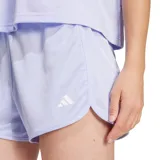 Short deportivo Adidas color lila con cintura elástica acanalada y logo estampado en la pierna.
