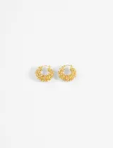 Par de aros tipo argolla dorados, cubiertos de strass.