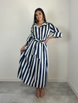 Falda midi a rayas con bolsillos laterales, cintura elastizada y lazo incorporado para ajustar en la cintura.