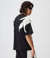 Remera boxy de algodón y poliéster color negro, con cuello redondo, manga corta y aplicaciones gráficas de llamas blancas en los laterales y las mangas.