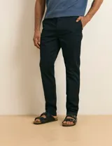 Pantalón clásico de corte recto, color azul marino, con bolsillos laterales inclinados y bolsillos traseros.