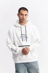 Canguro oversize color marrón, con capucha, cordones ajustables, bolsillo frontal con cierre y estampa frontal con texto y logo de la marca.