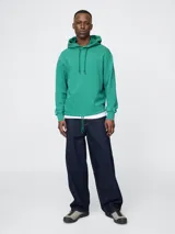 Buzo con capucha de corte holgado, color gris oscuro con efecto lavado, mangas largas con puños acanalados y cordón ajustable en el ruedo.