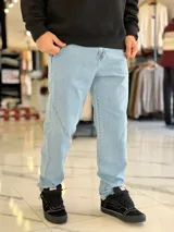 Pantalón de jean celestes de corte relaxed fit con costuras laterales decorativas y presillas.