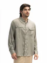 Camisa de manga larga azul marino, con cuello abotonado, cierre frontal con botones, dos bolsillos frontales con tapa y botón, puños con botón y opción de arremangado.