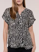 Camisa de manga corta con estampado animal print, cuello con solapa, escote en V y cierre frontal con botones.