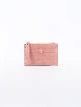 Billetera color rosado con textura de cocodrilo, cierre de botón a presión y correa de muñeca.