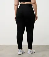 Legging deportiva de tiro alto confeccionada en microfibra, con diseño ajustado y cintura elástica ancha. Presenta un acabado liso sin costuras frontales, ofreciendo soporte y flexibilidad para actividades físicas.