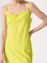 Vestido largo color crudo de punto liso, con breteles finos y escote recto.