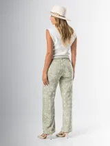 Pantalón wide leg de tiro medio, color verde seco con estampado de cachemir en blanco.