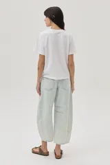 Remera blanca de algodón con estampa de cerezas y texto 'Cherry Amour' en el frente.