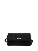 Cartera bandolera Hush Puppies de ecocuero negro con diseño trenzado, solapa frontal con detalle de placa metálica dorada con logo, y correa ajustable y desmontable.