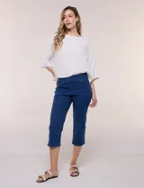Pantalón capri azul de denim elastizado, con cintura ancha elástica, bolsillos delanteros falsos y bolsillos traseros aplicados.