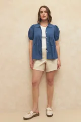 Camisa roja con cuello clásico, mangas cortas abullonadas y cierre frontal con botones.