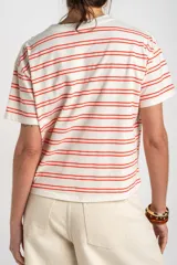 Remera de algodón peinado con diseño de rayas horizontales rojas sobre base blanca, de corte recto y manga corta.