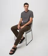 Pantalón cargo de sarga color verde militar, con corte recto, bolsillos laterales con solapa en las piernas y cintura con pasacintos.