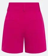 Short de vestir color fucsia, de tiro alto, con trabillas en la cintura cruzada y bolsillos laterales.