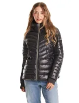 Campera puffer con acabado satinado de alto brillo, diseño capitoneado con líneas horizontales y en V. Cuenta con cierre frontal metálico, capucha fija, bolsillos laterales con cierre invisible y puños internos elastizados con abertura para el pulgar.