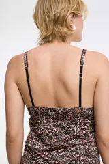 Musculosa de microfibra con estampado animal print tipo cebra en tonos marrón y tostado, con tirantes finos regulables, escote en V con delicado detalle de encaje y frunce en el centro del busto.