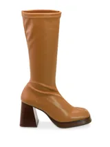 Bota alta color marrón claro de cuero sintético, con caña ajustada, punta cuadrada y taco geométrico de madera.