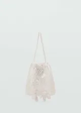 Bolso tipo tote pequeño confeccionado en tejido de crochet de algodón, con diseño de flores aplicadas y dos asas cortas de mano.