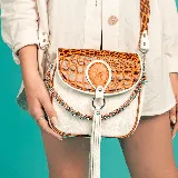 Morral de cuero vacuno color blanco con tapa superior color marrón con estampado de cocodrilo. Tiene correa larga ajustable y removible, y una correa corta de cadena y cuero. Su interior está forrado en tela y contiene un bolsillo con cierre y otro más pequeño.