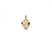 Dije charm con forma de corazón dorado con una perla blanca incrustada.
