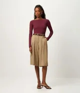 Blusa de manga larga confeccionada en poliamida y elastano, con ajuste regular y escote canoa. Diseño liso y minimalista.