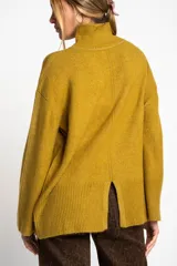 Sweater celeste de punto con cuello alto y mangas largas.