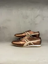 Championes de cuero color bronce metalizado con detalles en beige, diseño liviano y flexible con suela de goma.