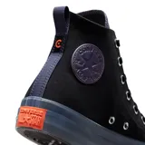 Botas Converse Chuck Taylor All Star CX HI, color negro con detalles en violeta y suela azul traslúcida.
