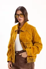 Campera de pana color marrón chocolate, con cierre frontal, cuello clásico, bolsillos delanteros con solapa y cintura elástica.