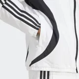 Campera deportiva Adidas Adicolor Teamgeist blanca con detalles en negro, cierre frontal, cuello alto, bolsillos laterales y las tres tiras características de la marca en las mangas.