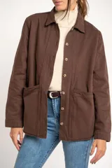 Sobrecamisa marrón de algodón con cuello camisero, cierre frontal con botones y bolsillos de parche en el pecho.