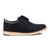 Zapato casual acordonado color café, con diseño de paneles combinados en cuero y textil, y suela de goma blanca con detalle de línea roja.
