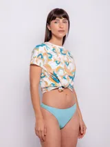 Bombacha de bikini básica color celeste con textura de flores.
