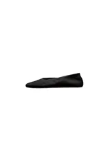 Zapato plano tipo chatita, de color negro, confeccionado en piel de ovino con diseño minimalista y puntera cuadrada.