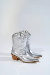 Botas texanas cortas blancas de cuero con bordados en la capellada y taco de madera.