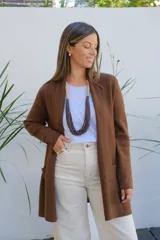 Collar largo de estilo artesanal compuesto por múltiples hilos finos de color marrón chocolate, con detalles de hilo en tono natural en la parte superior y cierre ajustable.