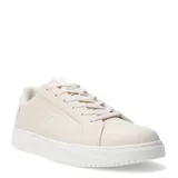 Championes urbanos de diseño minimalista, color beige, con sistema de cierre por cordones al tono y suela de goma blanca con textura antideslizante.