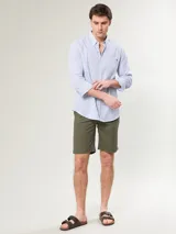 Bermuda de gabardina color gris oscuro, con bolsillos laterales y traseros.