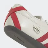 Championes Adidas Tokyo de cuero color crema con las tres tiras rojas y suela de goma color negro.