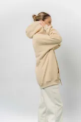 Campera deportiva con capucha de corte oversize, confeccionada en tejido suave con interior forrado en piel sintética. Presenta cierre frontal completo, bolsillos laterales y capucha amplia con cordones largos ajustables.