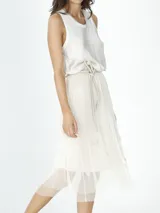 Musculosa blanca de raso con cuello redondo y corte recto.