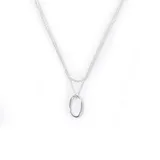 Collar plateado de doble cadena con dije de aro.