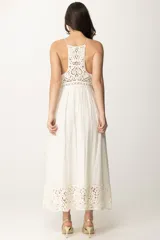 Vestido largo blanco con breteles finos, escote en V y detalle de tejido crochet calado en la cintura. La falda es plisada y termina con un borde de encaje ancho.