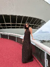 Vestido largo marrón de crepe texturizado, con cuello halter fruncido, diseño holgado y falda larga con vuelo.