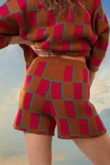 Short de tiro alto con pretina elastizada, tejido de punto con diseño a cuadros color lila, blanco y amarillo.