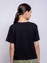 Remera básica de algodón negro, con cuello redondo y mangas cortas holgadas.